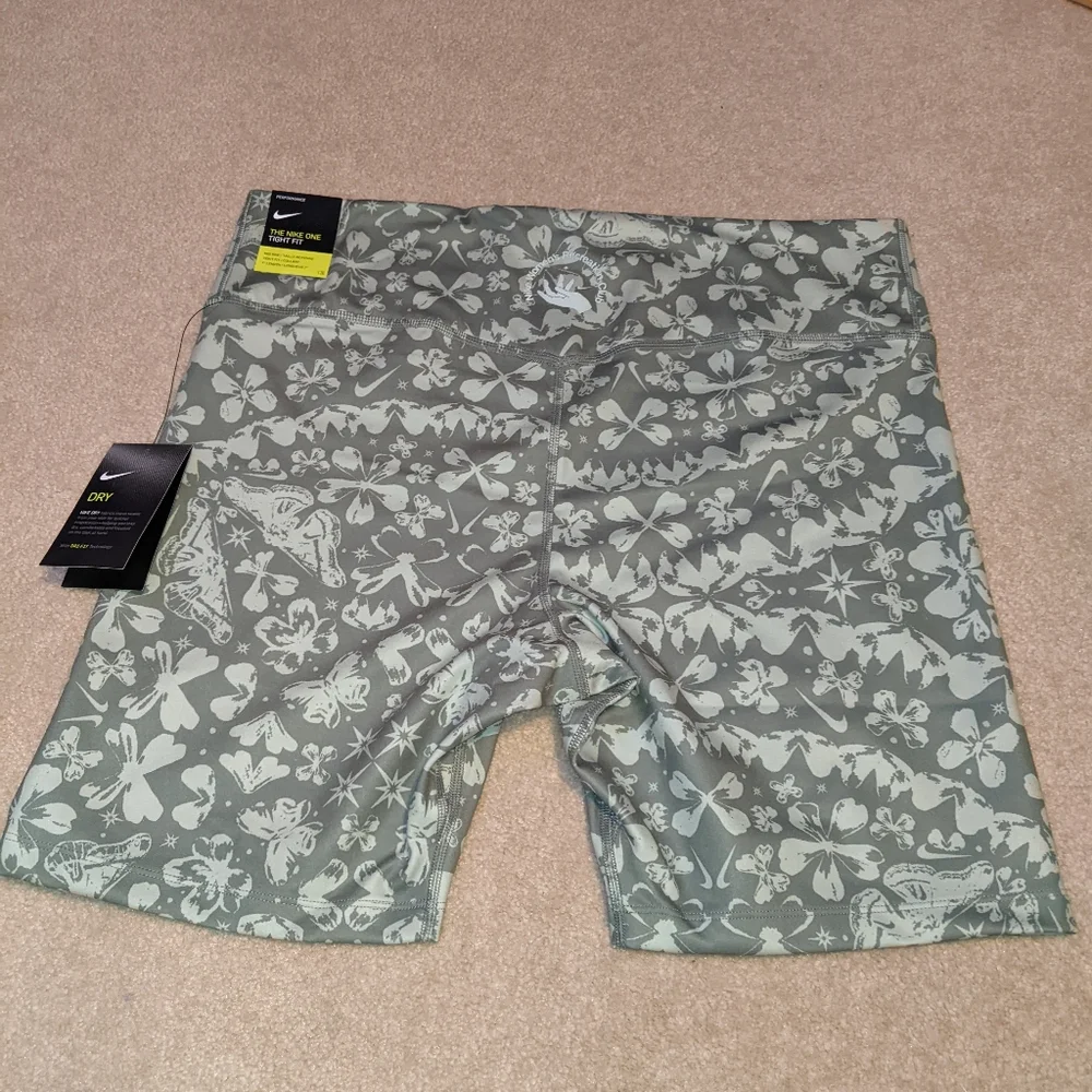 Nwts Women's Nike training dri-fit green butterfly bike shorts - Picture 11 of 16